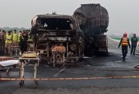برخورد اتوبوس با تانکر در پاکستان، ۲۰ کشته بر جای گذاشت