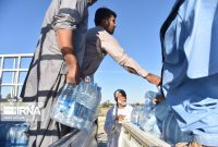 ستاد اجرایی فرمان امام(ره) ۲ میلیون بطری آب اربعین در مرز مهران توزیع می کند