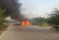 فیلم/ آتش‌سوزی خودروی حامل سوخت قاچاق در بندرعباس