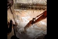 فیلم| تداوم آواربرداری در زیارتگاه “چشمه امام علی (ع)” در کربلای معلی/خارج کردن اولین قربانی