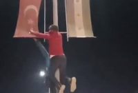معارضان سوری پرچم ترکیه را به آتش کشیدند+ویدئو