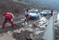 ۴۰ خودرو گرفتار در سیلاب جاده بروجن به خوزستان در چهارمحال و بختیاری نجات یافتند