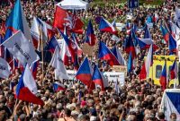 تظاهرات ده‌ها هزار نفر  در «پراگ» علیه ناتو و اتحادیه اروپا +فیلم