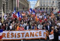 تظاهرات هزاران نفری فرانسوی‌ها برای استعفای ماکرون
