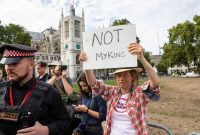 خاکسپاری طولانی الیزابت و بالا گرفتن اعتراضات عمومی در انگلیس