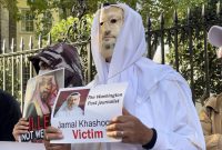 فریاد مرگ بر آل‌سعود مقابل سفارت عربستان در لندن + فیلم