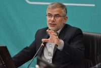 ماموران نیروی انتظامی برای آرامش مردم در میدان حضور دارند