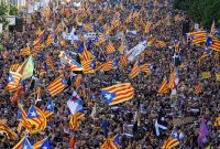 هزاران نفر از جدایی طلبان کاتالان در بارسلون اسپانیا تظاهرات کردند