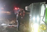 ۱۸ حادثه دیده واژگونی مینی بوس در محور نیشابور  امدادرسانی شدند