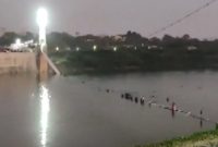 سقوط ۳۵۰ نفر به داخل رودخانه بعد از تخریب پل ایالت گجرات هند