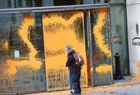 فعالان محیط زیست به ساختمان‌های دولت انگلیس رنگ پاشیدند