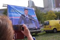 معترضان هلندی به عکس نخست‌وزیر تخم مرغ زدند+فیلم