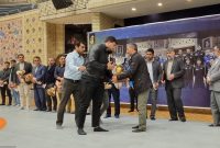 اهدای جام قهرمانی کشتی به خانواده شهید علی‌وردی/ دبیر: فکر نمی‌کردم در باکو قهرمان شویم