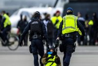 دستگیری بیش از ۲۰۰ معترض توسط پلیس هلند