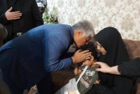 نماینده شیراز با کودک بازمانده از حادثه تروریستی شاهچراغ دیدار کرد