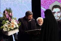 تجلیل از مادر شهید آرمان علی‌وردی در دومین دورهمی بچه‌های انقلاب