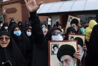خبرگزاری فرانسه: ایرانیها شعار «فرانسه ننگت باد» سر دادند خبرگزاری فرانسه: ایرانیها شعار «فرانسه ننگت باد» سر دادند