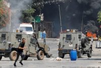 جوانان فلسطینی یک خودروی نظامی اشغالگران را واژگون کردند
