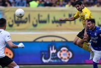 طالبی: سپاهان هجومی و استقلال با سیاست فوتبال بازی می کند
