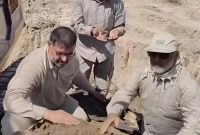 تفحص پیکر مطهر ۲ شهید دفاع مقدس در عراق+فیلم