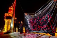 پرچم عزای پیامبر اعظم(ص) بر فراز ایوان نجف برافراشته شد+عکس و فیلم