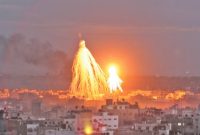 بارش بمب‌های فسفری بر سر مردم غزه، وحشیگری رژیم صهیونیستی را به نمایش می‌گذارد