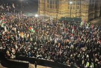 تظاهرات گسترده ضد جنگ مقابل پارلمان انگلیس تظاهرات گسترده ضد جنگ مقابل پارلمان انگلیس
