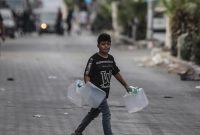 کودکان غزه مجبور به نوشیدن آب شور دریا شده‌اند