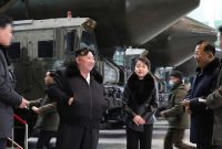 بازدید رهبر کره شمالی از کارخانه تولید موشکهای قاره پیما+ تصاویر