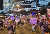 خانواده اسرای صهیونیست بزرگراهی در تل‌آویو را مسدود کردند