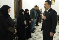 دیدار نخست‌وزیر عراق با خانواده شهدای فرودگاه بغداد