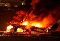 ژاپن روی خط بدبیاری؛ آتش گرفتن هواپیمای مسافربری هنگام فرود در توکیو+تصاویر